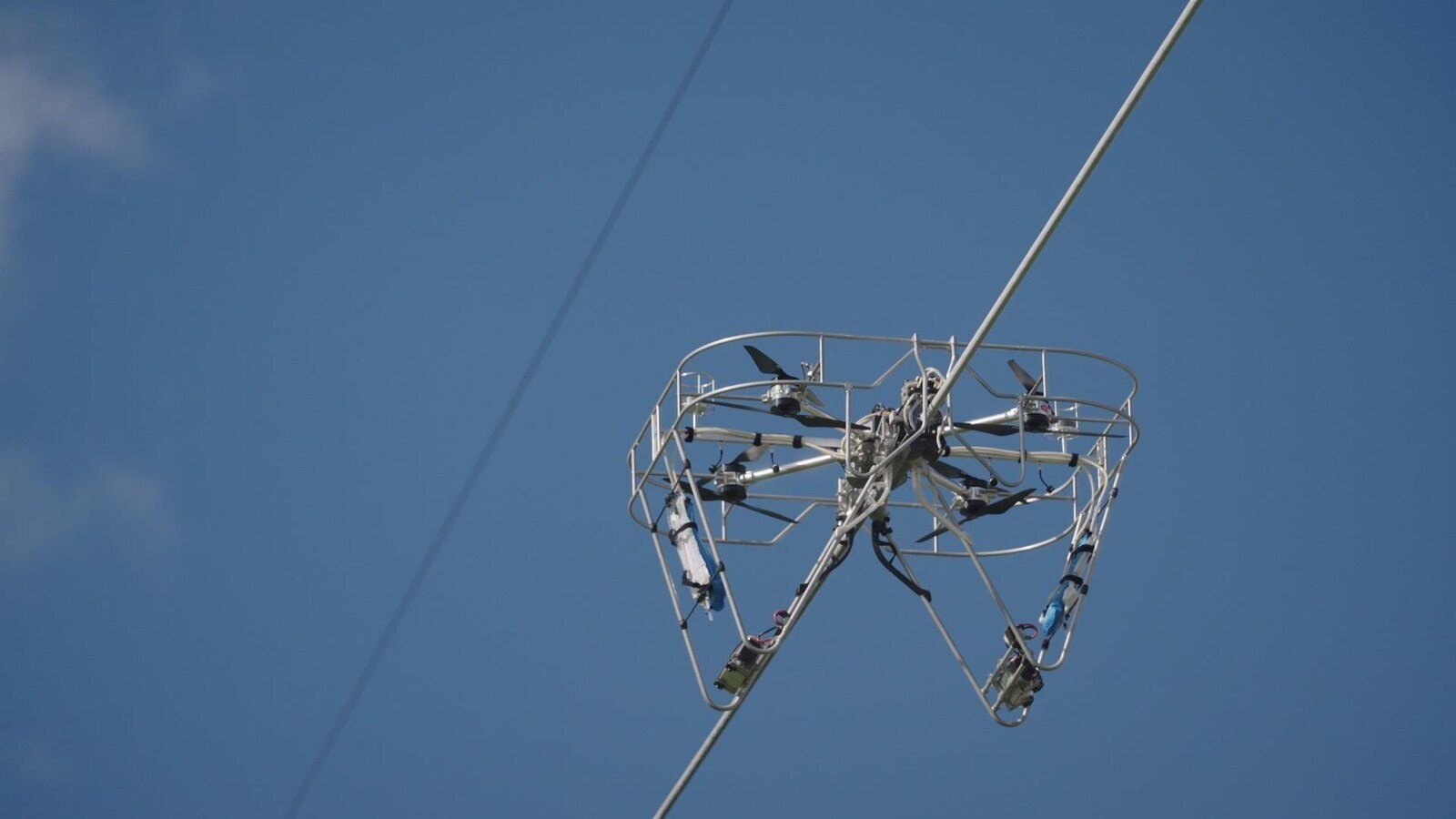 À Trois-Rivières, un drone peint les lignes à haute tension d'Hydro-Québec